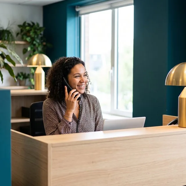 Atendimento por telefone em escritório de contabilidade